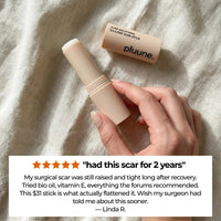 Hand holding an open Pluune surgical scar stick on linen, with a 5-star review titled "had this scar for 2 years"